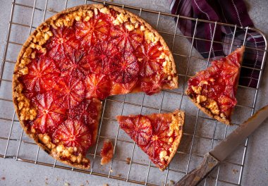 Tatlı meyveli pasta, portakallı fırında tatlı.