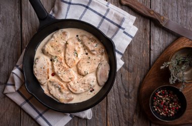 Kızartma tavasında soslu tavuk göğsü.