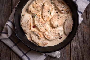 Kızartma tavasında soslu tavuk göğsü.