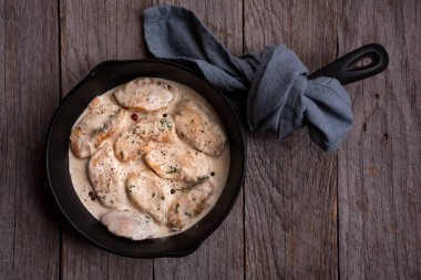 Kızartma tavasında soslu tavuk göğsü.