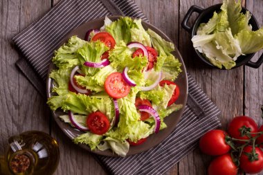 Marul, domates ve soğanlı yeşil sebze salatası. Sağlıklı yemek.