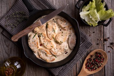 Kızartma tavasında soslu tavuk göğsü.