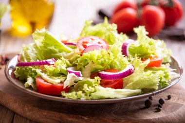 Marul, domates ve soğanlı yeşil sebze salatası. Sağlıklı yemek.