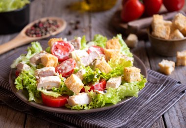 Marullu yeşil sebze salatası, tavuk ve kızarmış ekmek. Sağlıklı yemek.