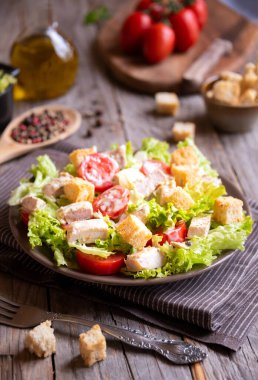 Marullu yeşil sebze salatası, tavuk ve kızarmış ekmek. Sağlıklı yemek.