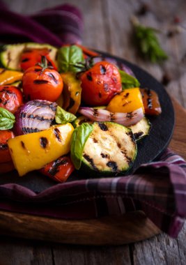 Izgara karışık sebze, pişmiş biber, kabak, domates ve soğan.
