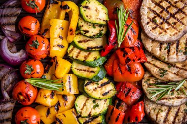 Izgara karışık sebze, pişmiş biber, kabak, domates ve soğan.