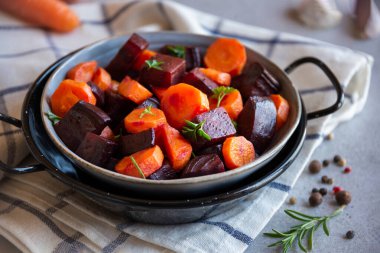 Tavada pancar kökü olan kızarmış havuç.