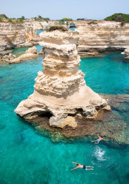 Yığınları ve kayalık kıyıları olan güzel bir deniz.