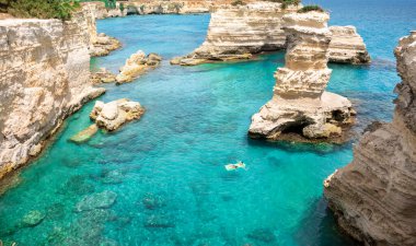 Yığınları ve kayalık kıyıları olan güzel bir deniz.