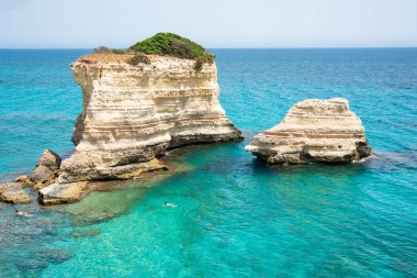 Yığınları ve kayalık kıyıları olan güzel bir deniz.