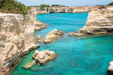 Yığınları ve kayalık kıyıları olan güzel bir deniz.