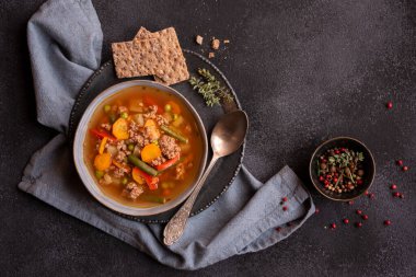 Sebzeli sıcak çorba, konforlu yemek.