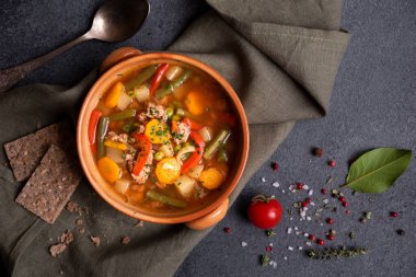 Sebzeli sıcak çorba, konforlu yemek.