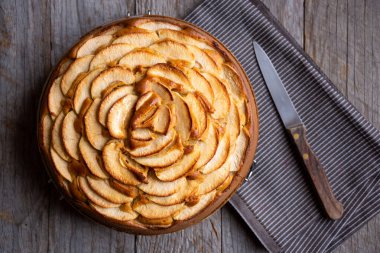 Elmalı turta, taze elmalı ev yapımı tatlı.