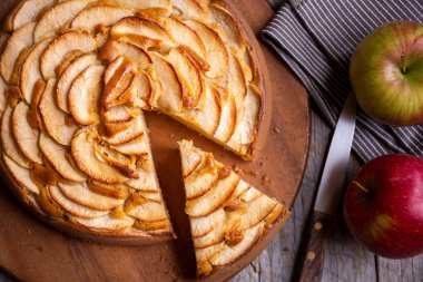 Elmalı turta, taze elmalı ev yapımı tatlı.