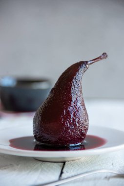 Tabakta lezzetli bir armut. 