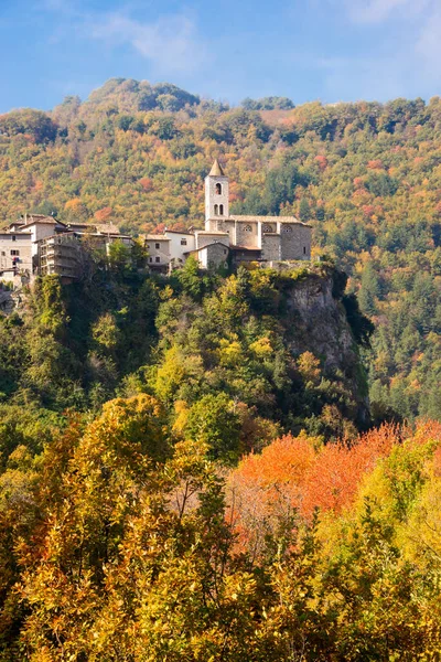 カラフルな木々に囲まれた小さな町で秋の風景 — ストック写真