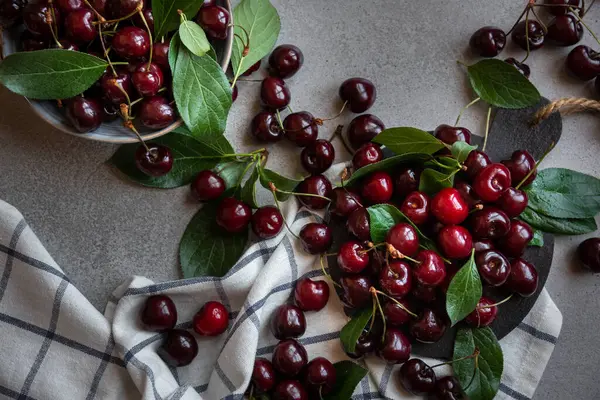 Frische Reife Kirschfrüchte Mit Blättern Auf Dunklem Tisch — Stockfoto