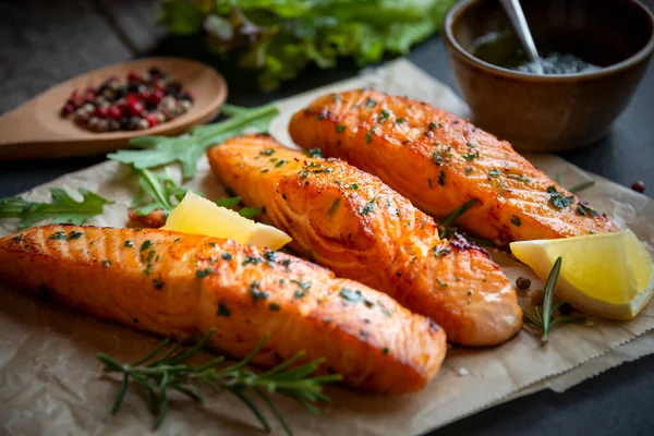 Filé Peixe Salmão Cozido Com Ervas Limão Legumes — Fotografia de Stock