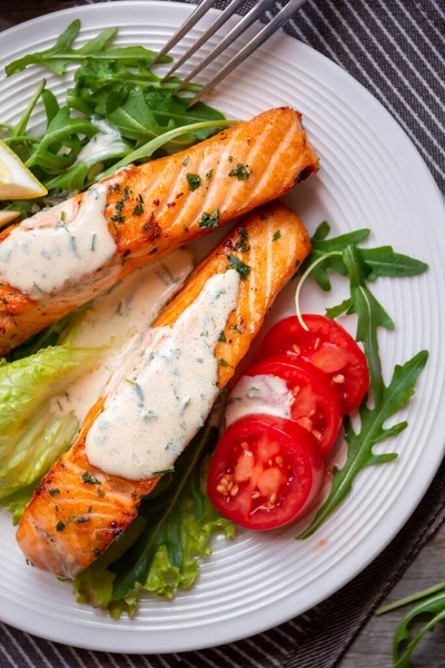 Filé Peixe Salmão Cozido Com Ervas Limão Legumes — Fotografia de Stock