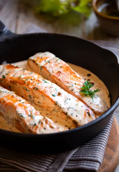 Peixe Salmão Cozido Com Molho Creme Frigideira Preta — Fotografia de Stock