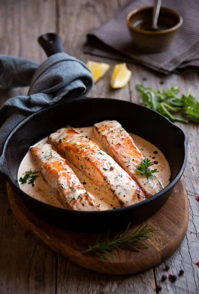 Peixe Salmão Cozido Com Molho Creme Frigideira Preta — Fotografia de Stock