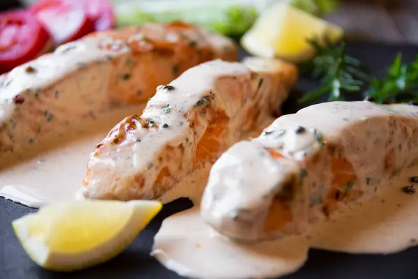 Peixe Salmão Cozido Com Molho Creme Frigideira Preta — Fotografia de Stock