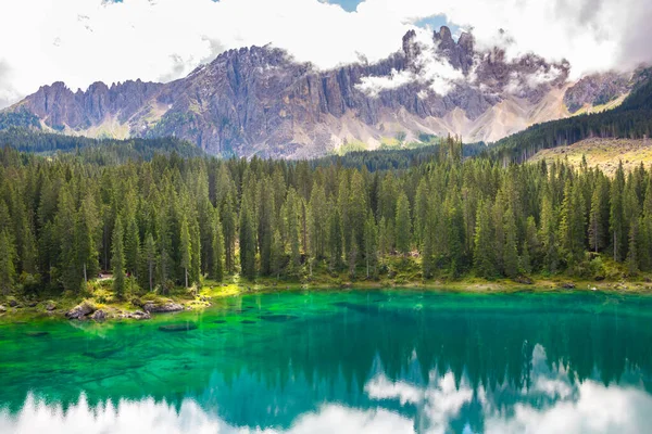 Piccolo Bellissimo Lago Circondato Dalle Montagne Delle Dolomiti — Foto Stock