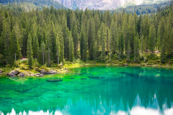 Petit Beau Lac Entouré Montagnes Dans Les Alpes Dolomites — Photo