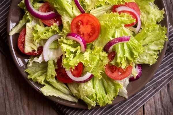 レタス トマト 玉ねぎと緑の野菜サラダ 健康食品 — ストック写真