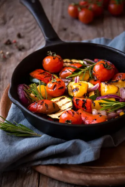 Grillezett Vegyes Zöldség Főtt Paprika Cukkini Paradicsom Hagyma — Stock Fotó