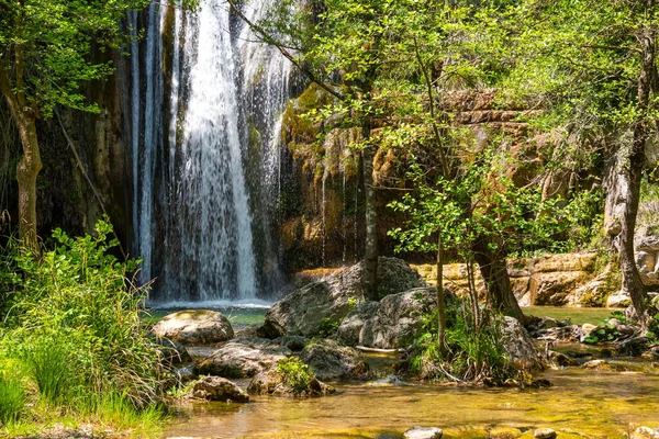 Belle Cascade Dans Forêt Parmi Les Arbres — Photo