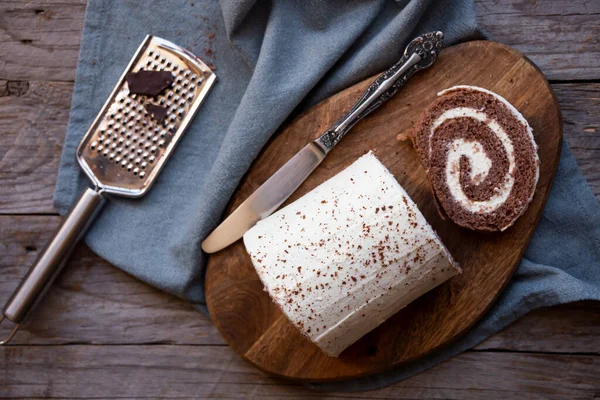 Pyszne Ciasto Czekoladowe Białą Śmietaną Domowej Roboty Deser — Zdjęcie stockowe