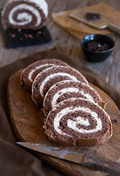 Köstliche Schokoladenbrötchen Mit Weißer Sahne Hausgemachtes Dessert — Stockfoto