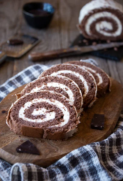 Köstliche Schokoladenbrötchen Mit Weißer Sahne Hausgemachtes Dessert — Stockfoto