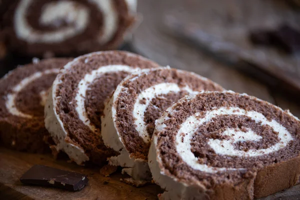 ホワイトクリームとおいしいチョコレートロールケーキ 自家製焼きデザート — ストック写真