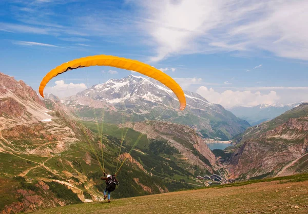 山の中を飛ぶパラグライダー — ストック写真