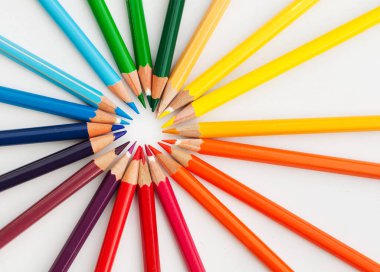 Beyaz arkaplanda renkli kalemler 