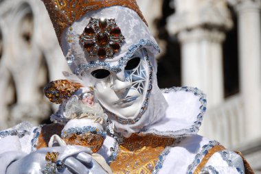 Venedik, İtalya 'da karnaval maskesi takan kişi