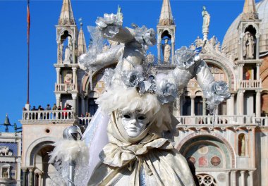 Venedik, İtalya 'da karnaval maskesi takan bir adam.