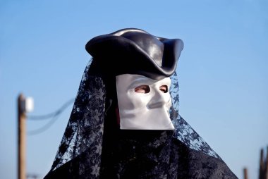 Venedik, İtalya 'da karnaval maskesi takan bir adam.