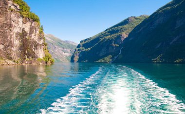 Dağlardaki güzel göl manzarası