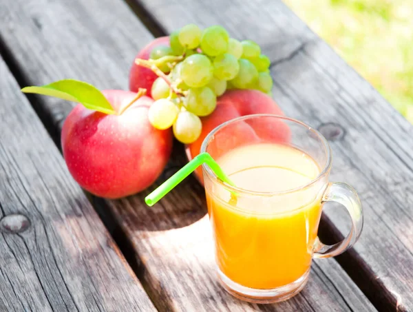 Glas Färskpressad Juice Och Frukt Trä Bakgrund — Stockfoto