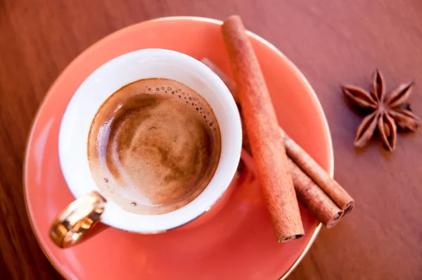 Tasse Kaffee Und Zimtstangen Auf Holzgrund — Stockfoto