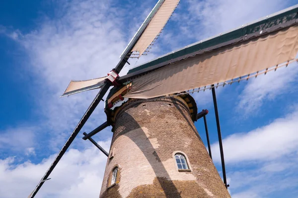 Amsterdam 'daki eski yel değirmeni.
