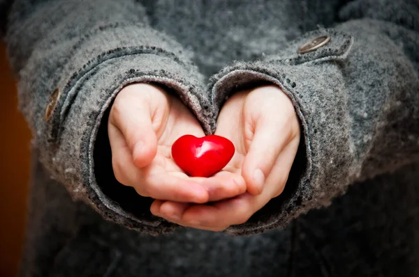 Mãos Segurando Decoração Coração Vermelho — Fotografia de Stock
