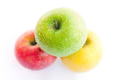 Beyaz arkaplanda izole edilmiş taze elmalar