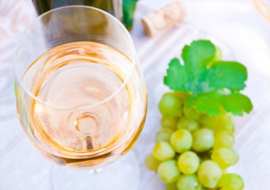 Yakın plan bir şişe şarap.