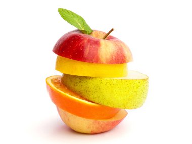 Beyaz arka planda izole edilmiş taze meyve ve sebzeler.